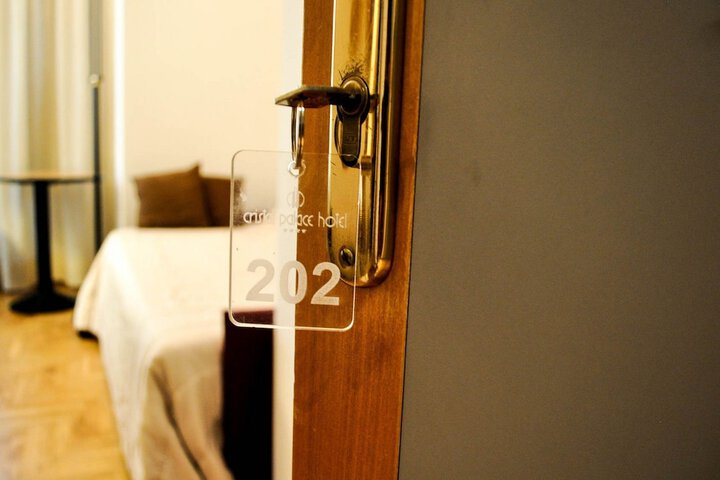 Room 10 of 74