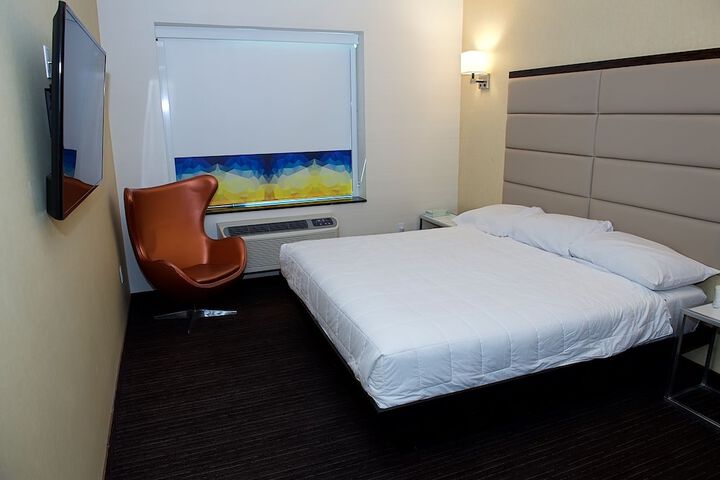 Deluxe Single King Bed (1 of 9)