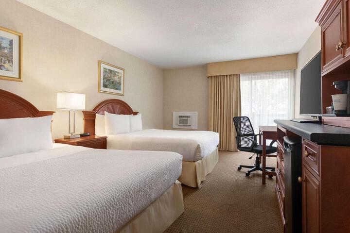 1 Queen Bed (2 of 9)