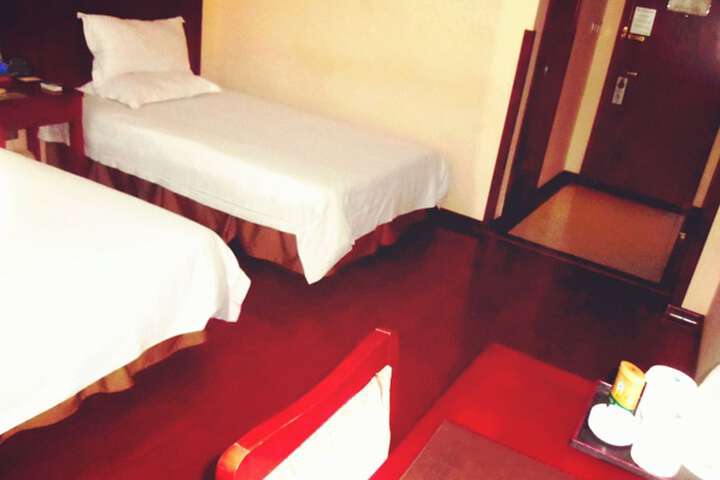 Room 13 of 32