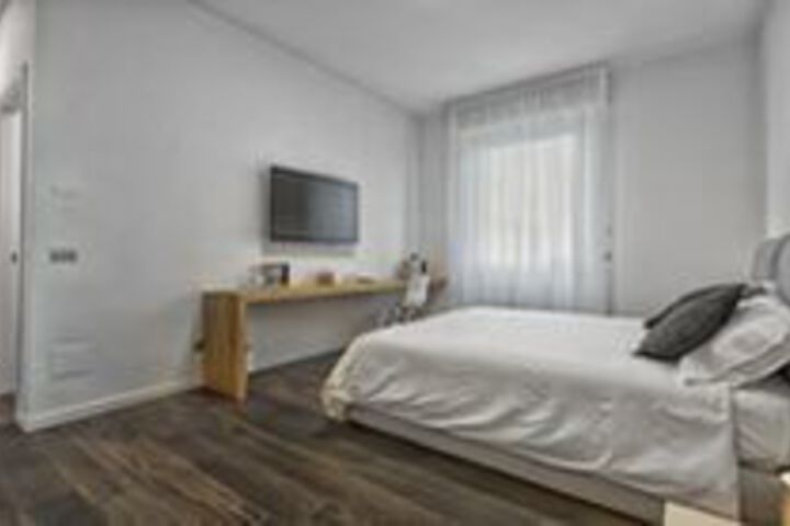 Room 8 of 18