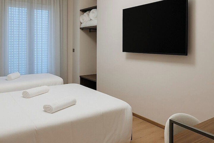 Room 6 of 16