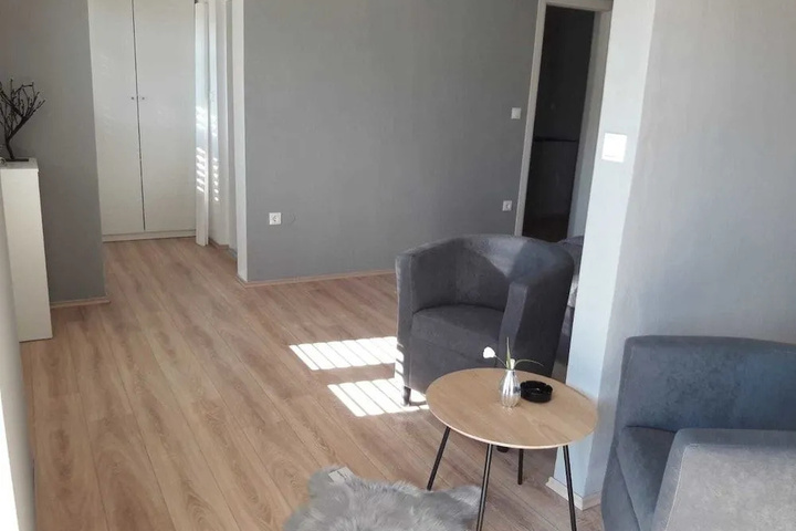 Room 6 of 16