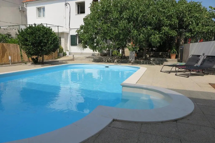 Pool 2 of 4