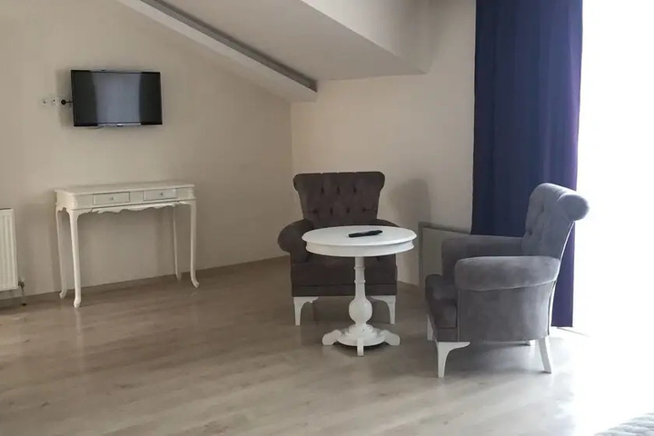 Room 11 of 11