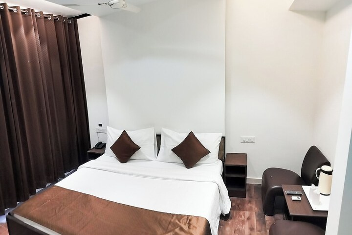 Room 4 of 18
