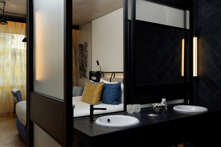 Room 32 of 60