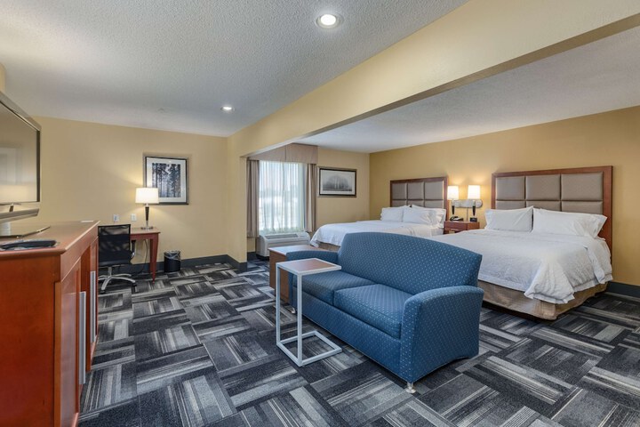 2 Queen Beds (1 of 11)