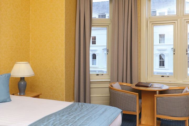 Room 34 of 110