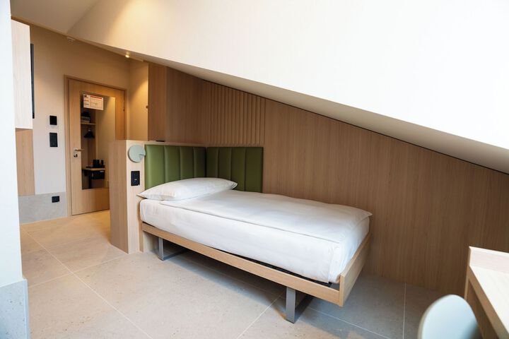 Room 4 of 16