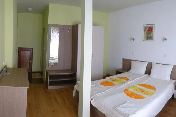 Room 8 of 12