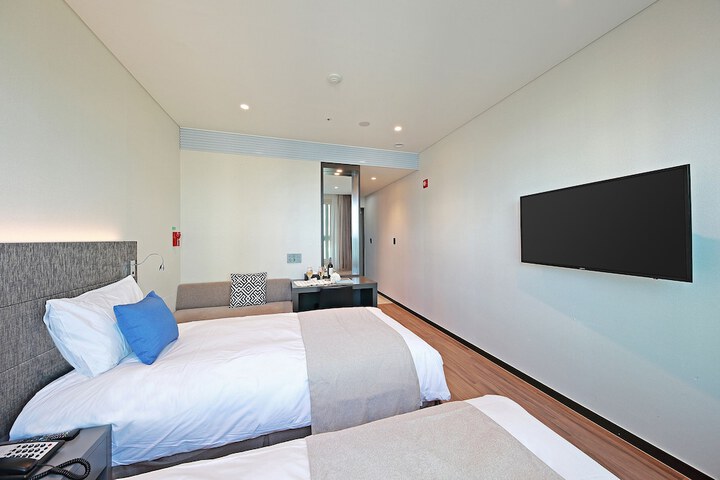 Room 10 of 93