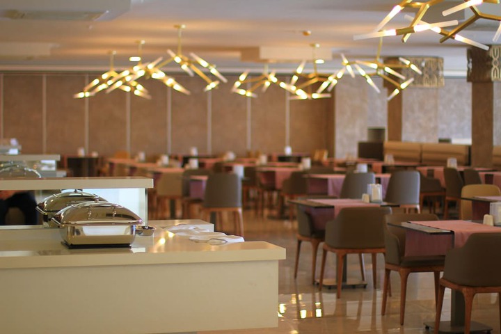 Dining 40 of 57
