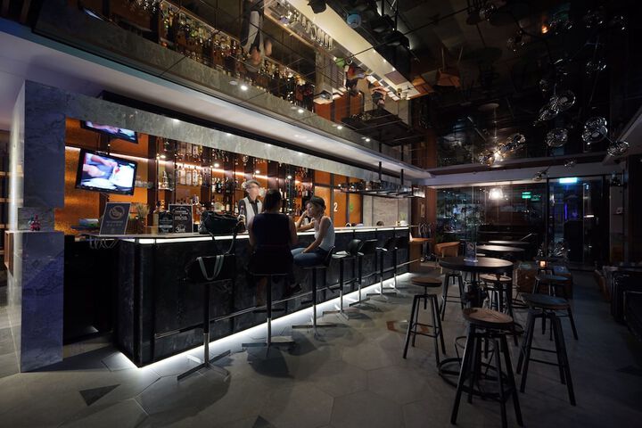 Lounge 97 of 133