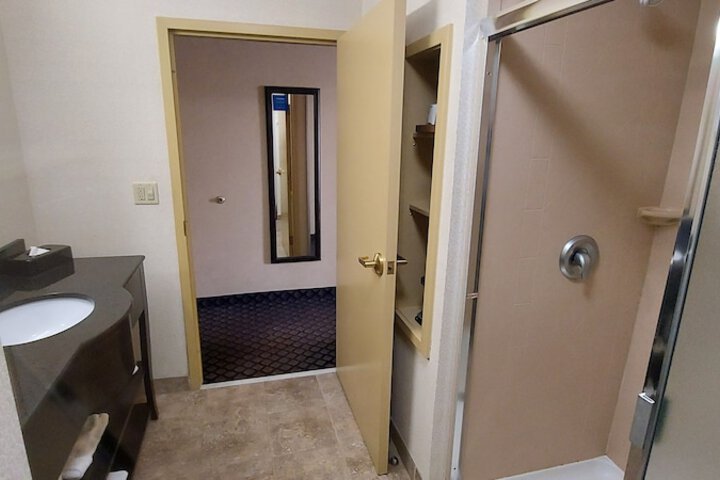 1 King Accessible with Tub (4 of 13)
