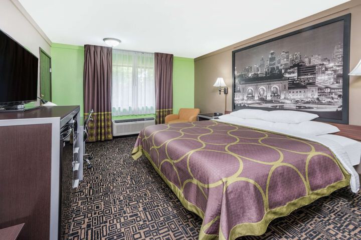 1 King Bed (4 of 8)
