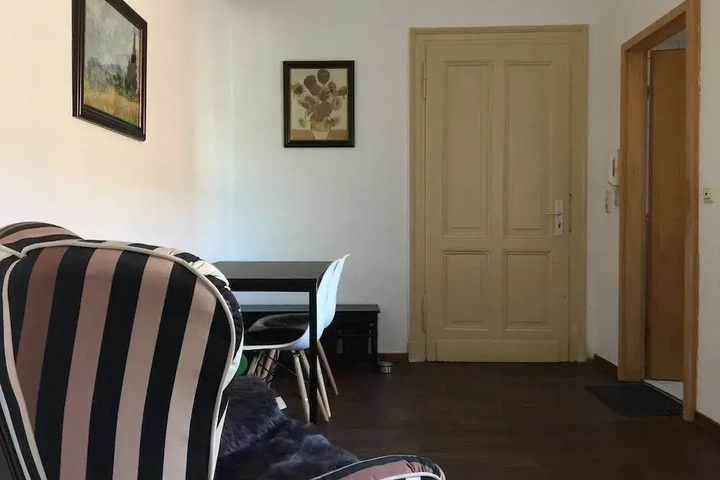 Room 5 of 9