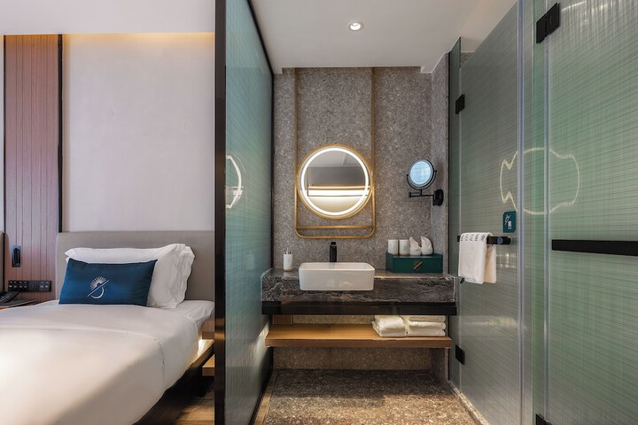Room 27 of 80