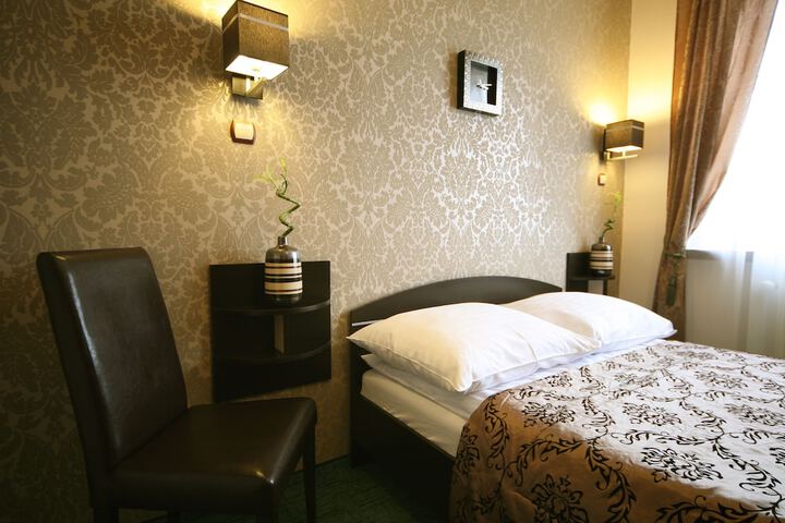 Room 11 of 38
