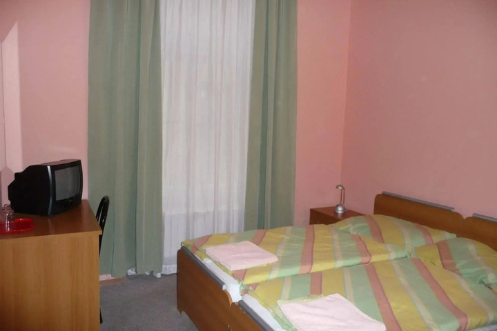 Room 5 of 16