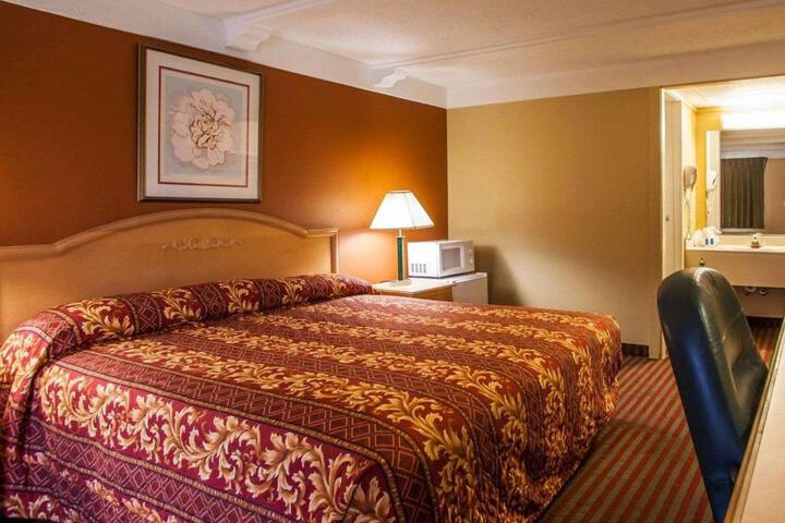 Standard | King Bed (4 of 6)