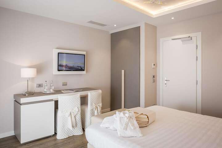 Room 5 of 81
