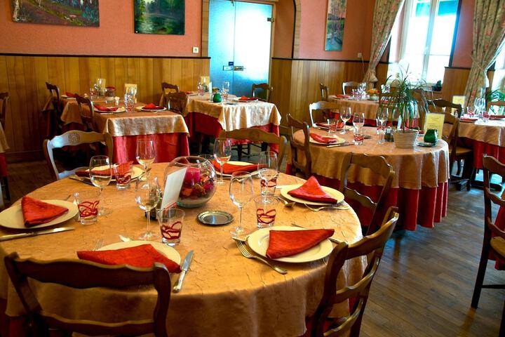 Dining 33 of 54