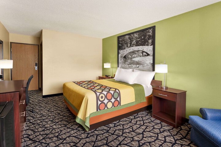 1 Queen Bed (11 of 16)
