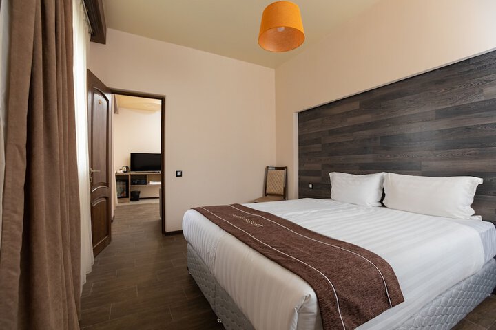Room 25 of 196