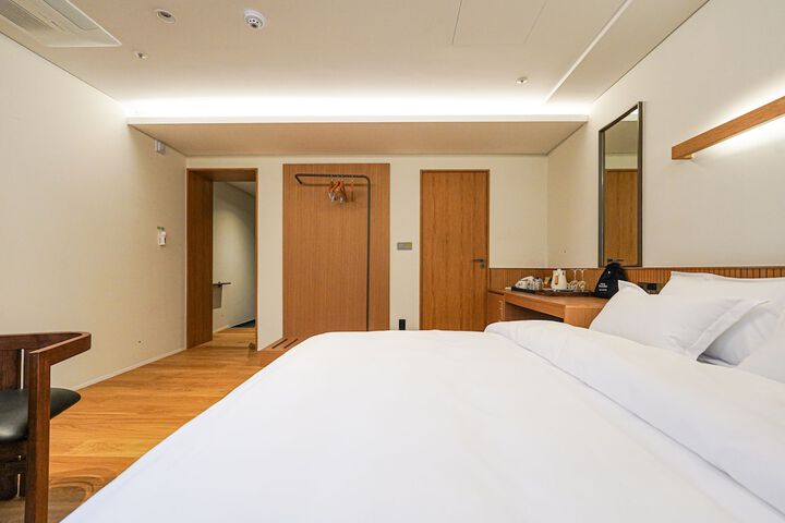 Room 8 of 76