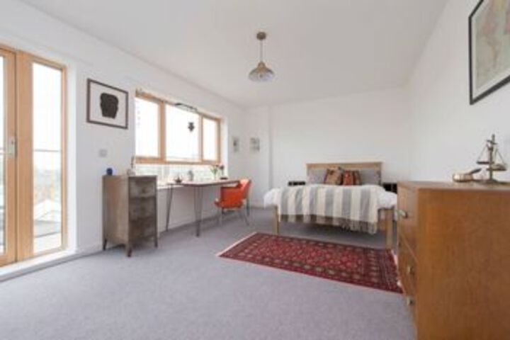 Room 5 of 9