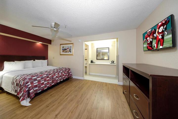 Deluxe King Bed Accessible (5 of 16)