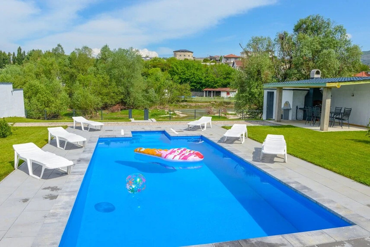 Pool 9 of 17