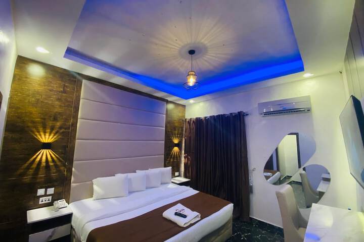 Room 3 of 28