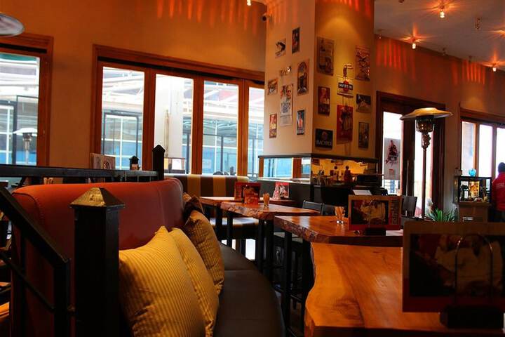 Lounge 82 of 95