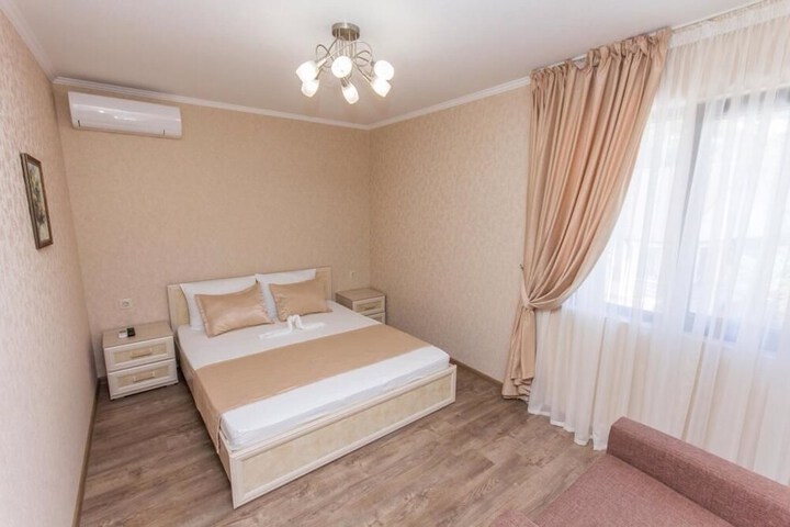 Room 10 of 34