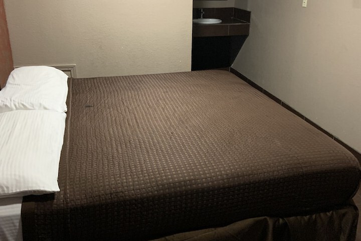 1 King Bed (5 of 5)