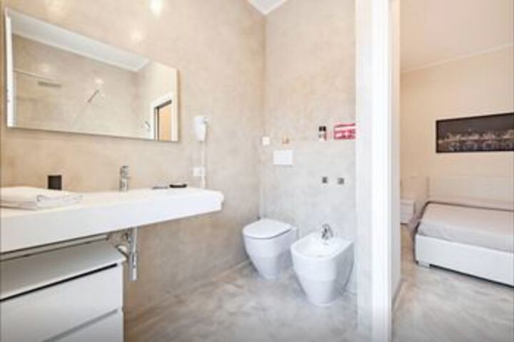 Room 6 of 28