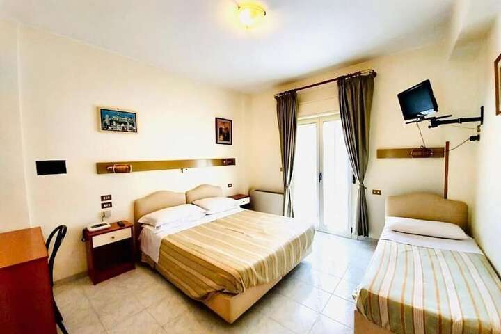 Room 6 of 28