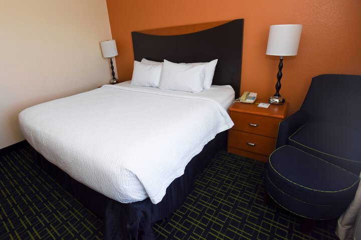 1 Queen Bed (2 of 10)