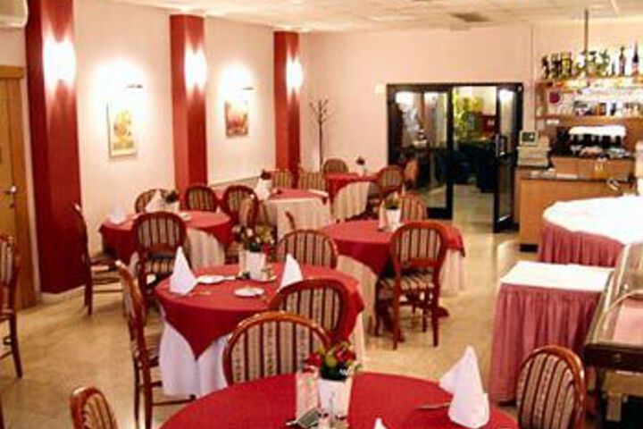 Dining 26 of 30