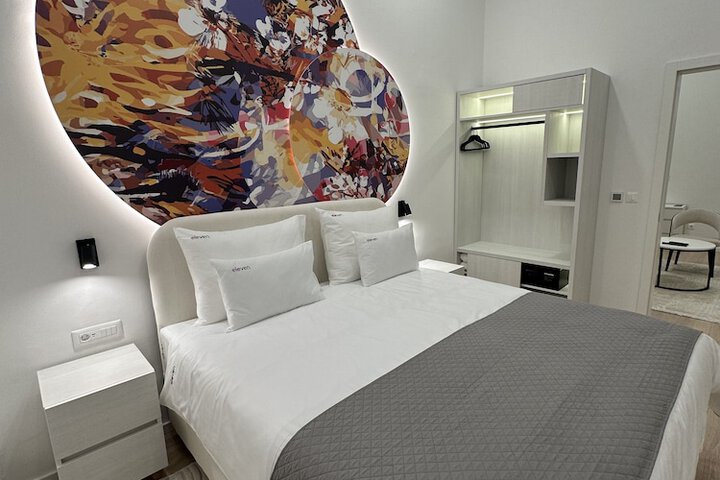 Room 6 of 10
