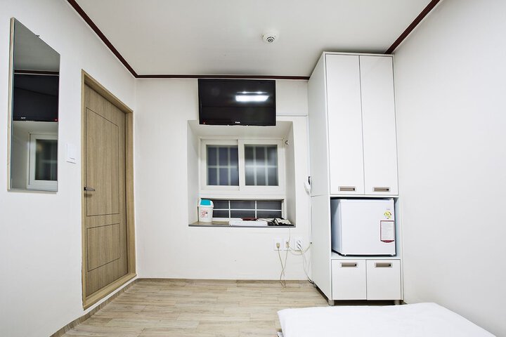 Room 8 of 42