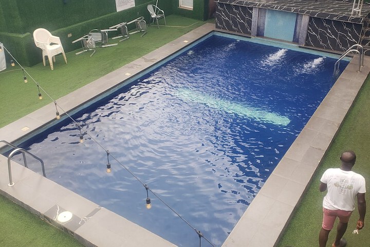 Pool 14 of 18
