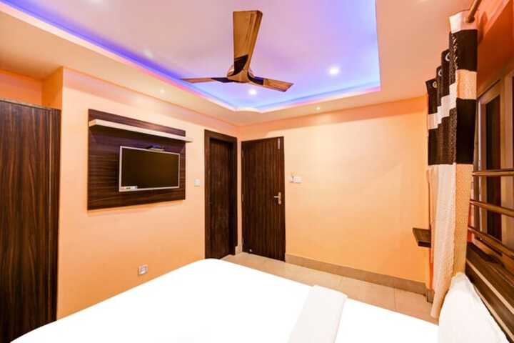 Room 5 of 12