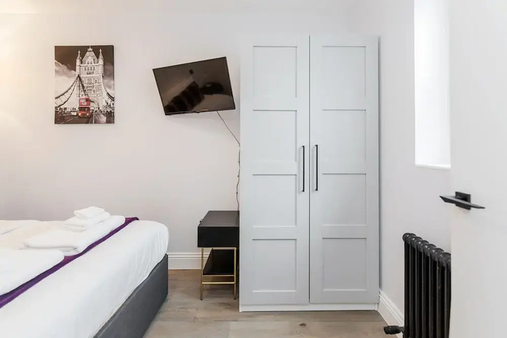 Room 6 of 14