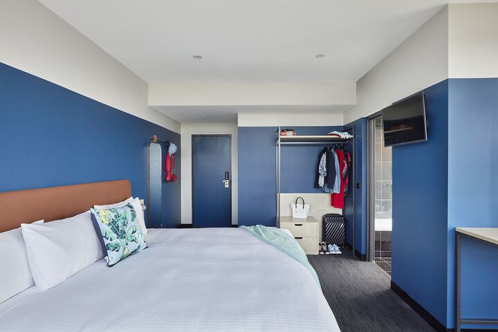 Room 11 of 80