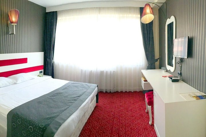 Room 9 of 33