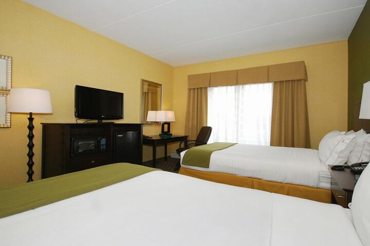 1 King Bed Mobility Hearing Accessible Room Bathtub with Grab Bars (2 of 9)