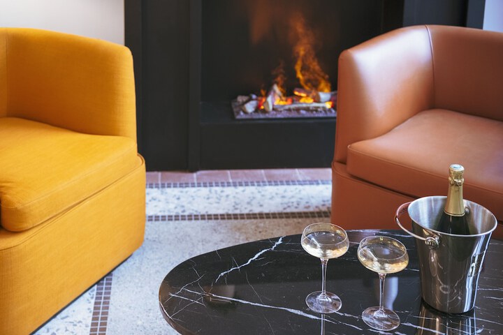 Lounge 67 of 76